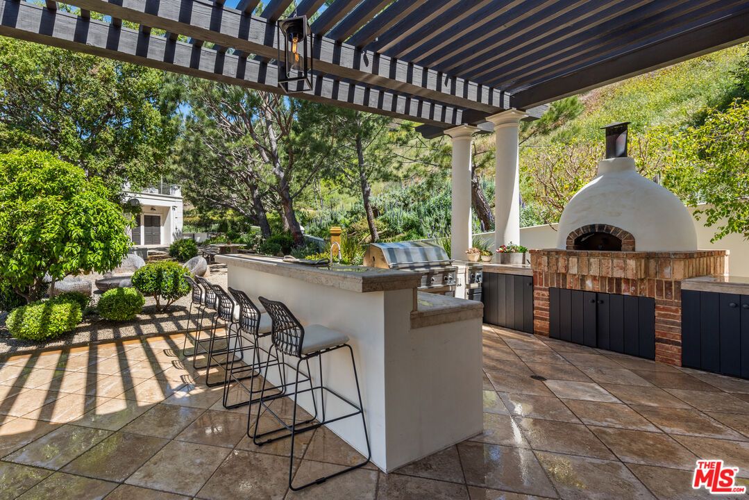 Exterior, Fireplace, Outdoor Kitchen