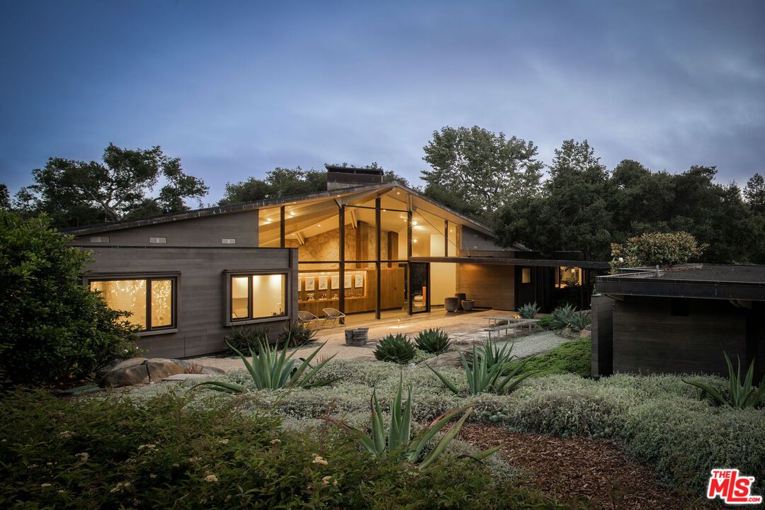 Backyard, Exterior, Facade, Modern