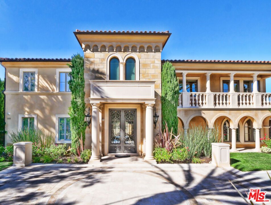 Exterior, Facade, Mediterranean