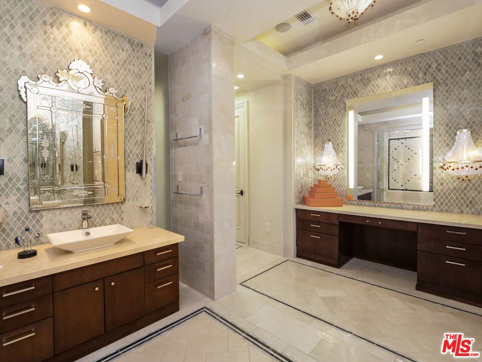 Bathroom, Interior, Recessed Lighting