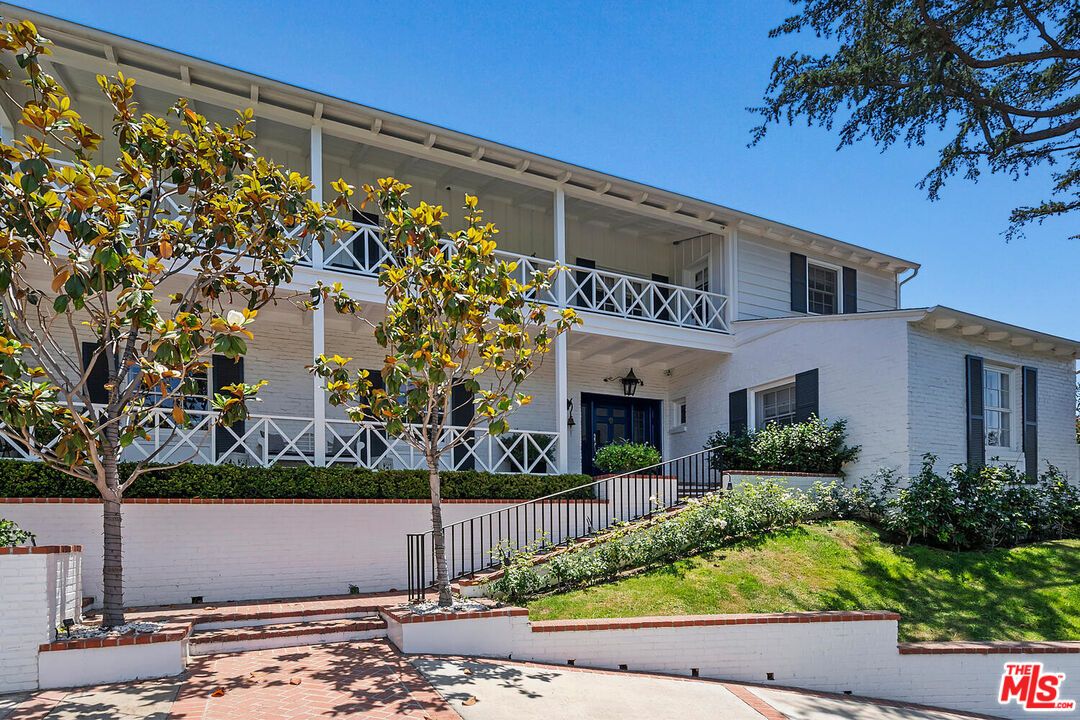 Exterior, Facade, Modern