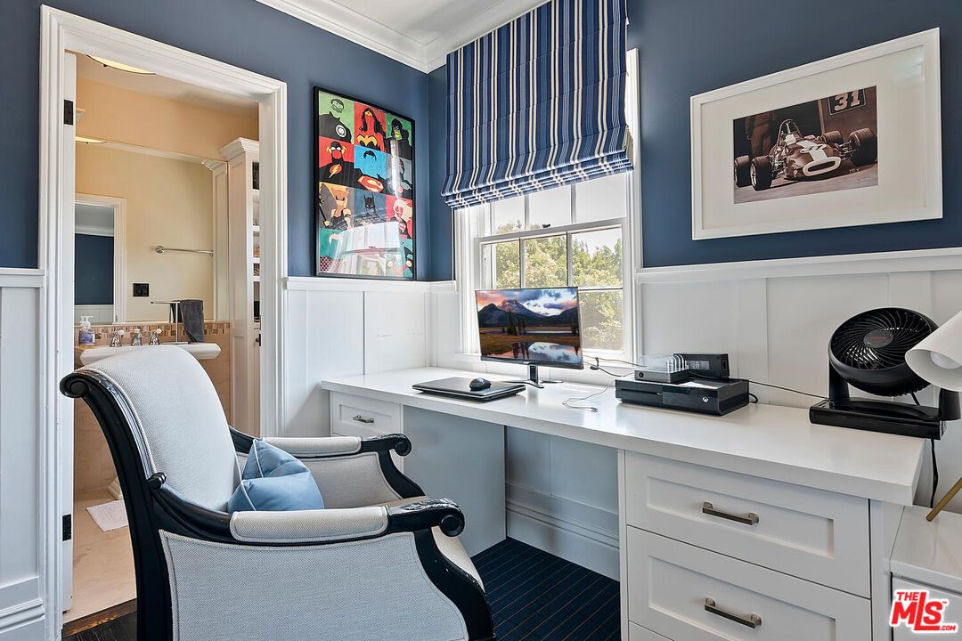 Home Office, Interior