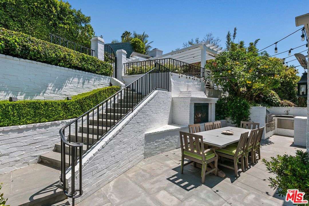 Exterior, Fireplace, Outdoor Kitchen