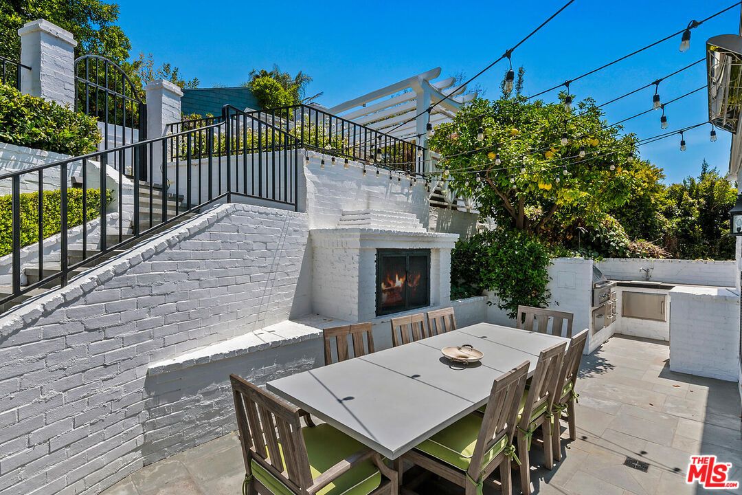 Exterior, Fireplace, Outdoor Kitchen