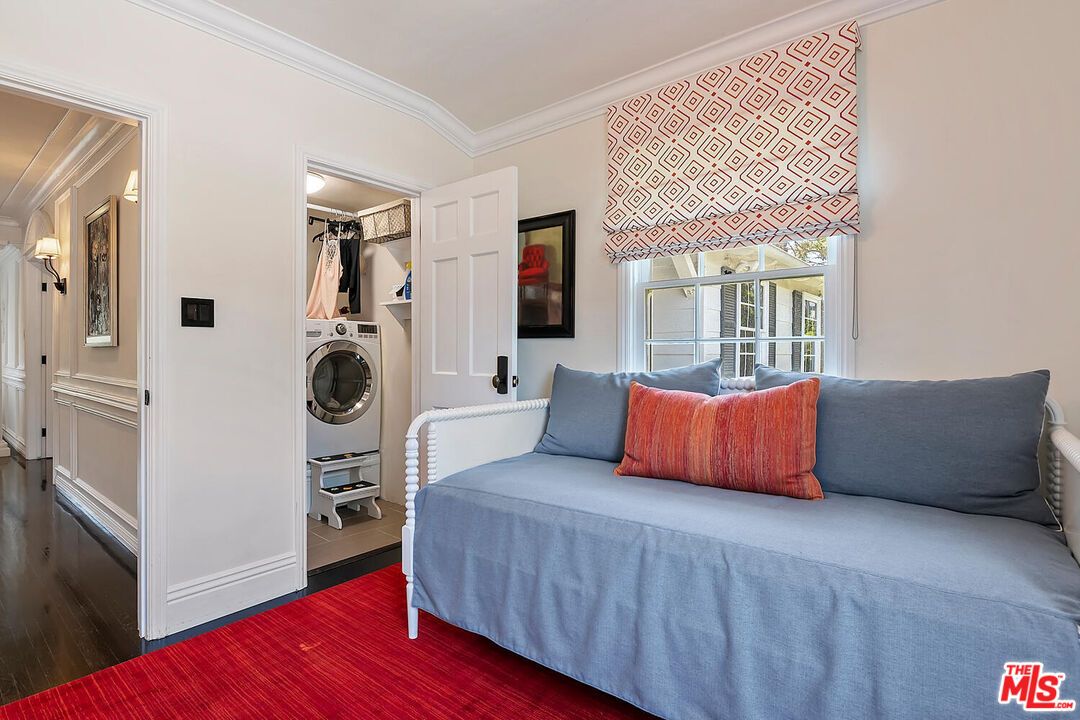 Bedroom, Interior, Utility Closets, Washer, Wood Texture Flooring