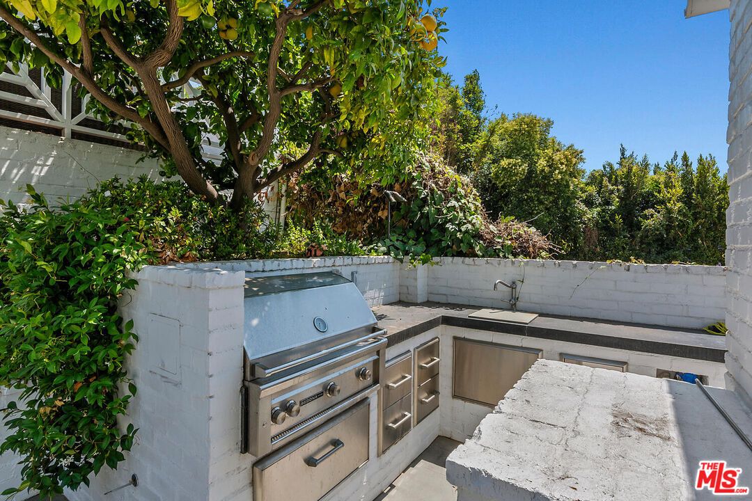 Exterior, Outdoor Kitchen