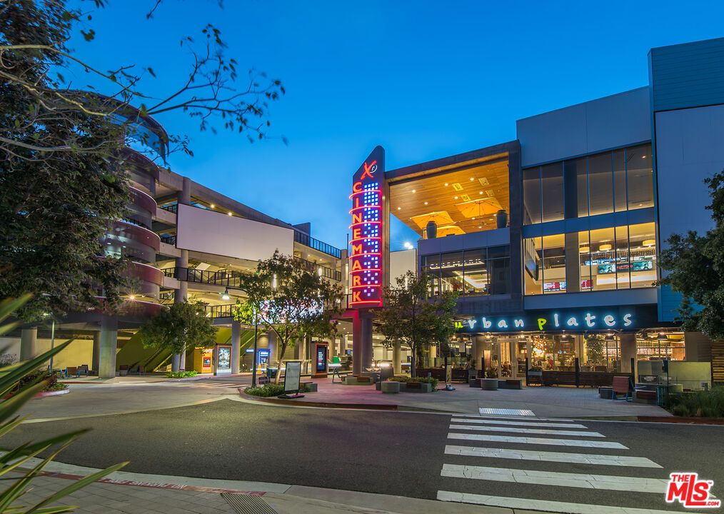 Exterior, Facade, Modern