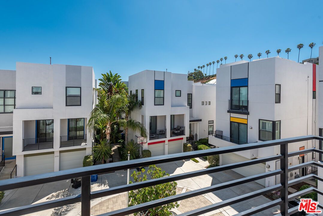 Exterior, Facade, Modern