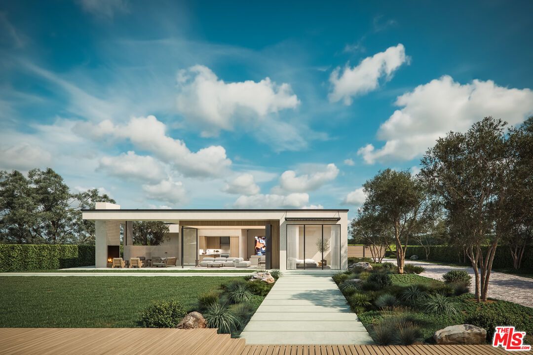 Backyard, Exterior, Facade, Modern