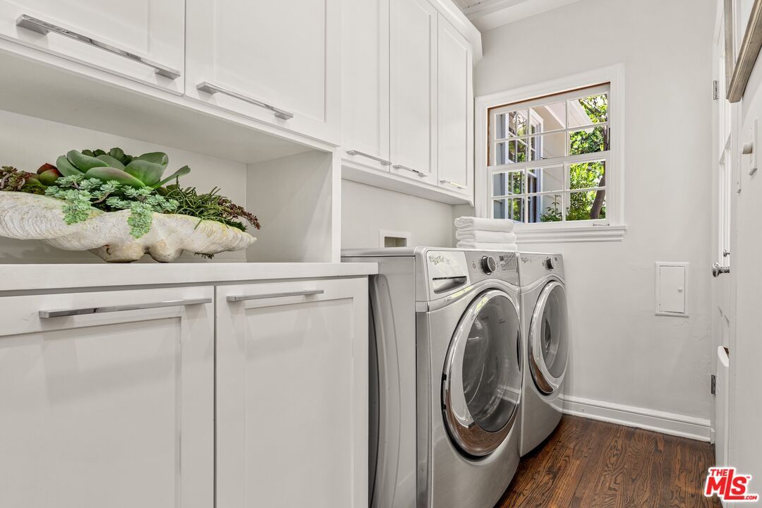 Interior, Washer, Wood Texture Flooring