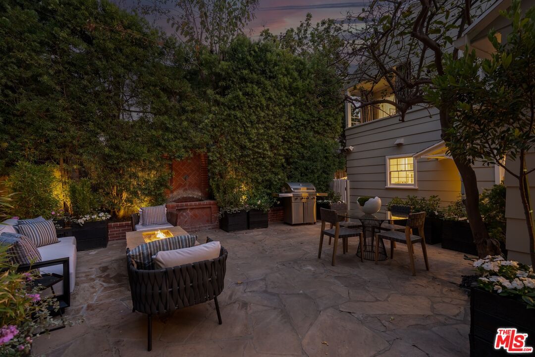 Exterior, Outdoor Kitchen