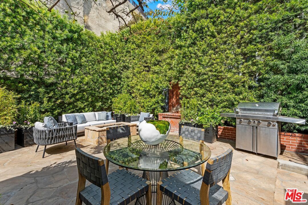 Exterior, Outdoor Kitchen