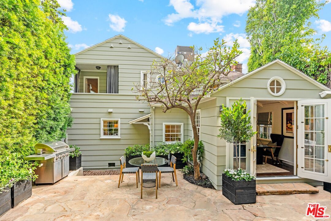 Exterior, Outdoor Kitchen