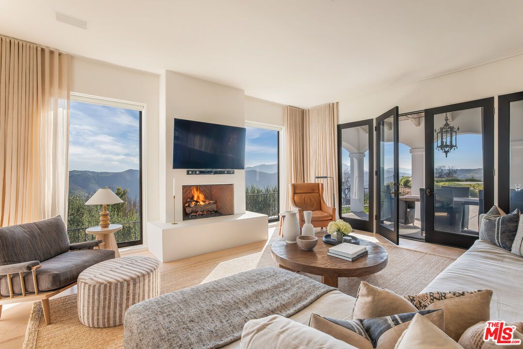 Fireplace, Interior, Living room, Water