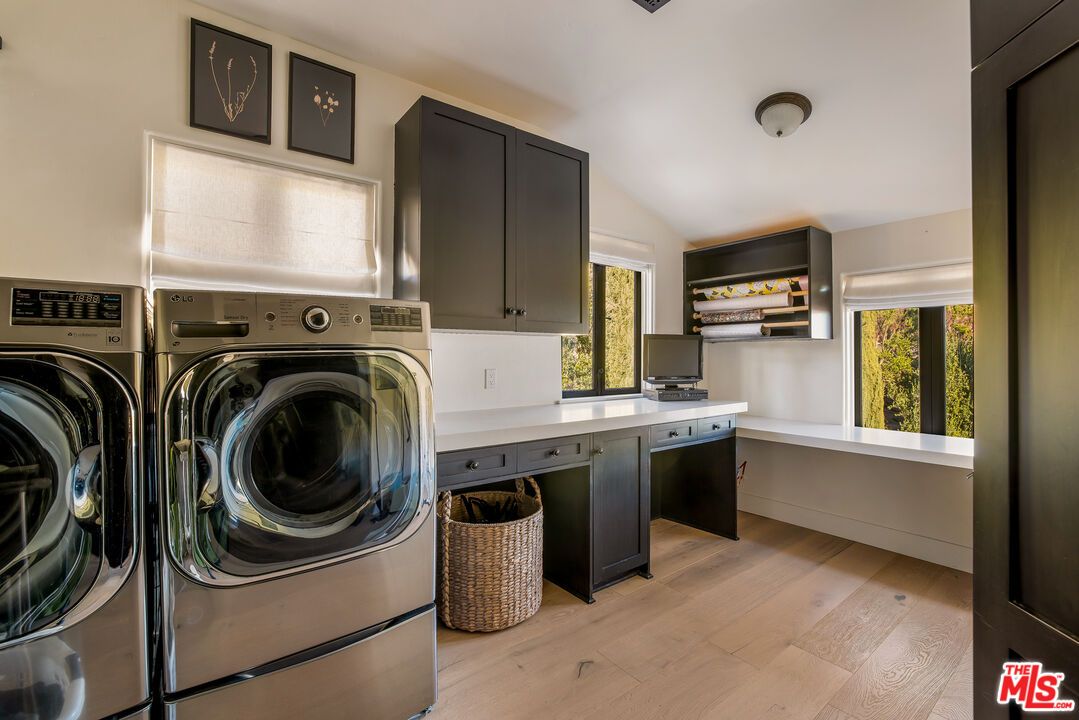 Interior, Washer, Wood Texture Flooring