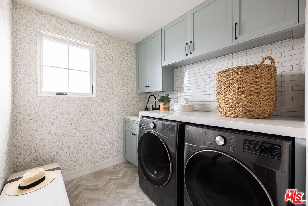 Interior, Washer, Wood Texture Flooring