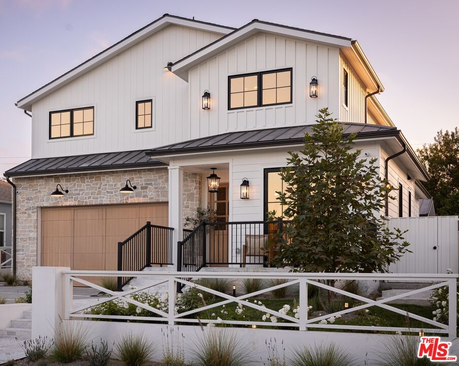 Attached, Exterior, Facade, Farmhouse