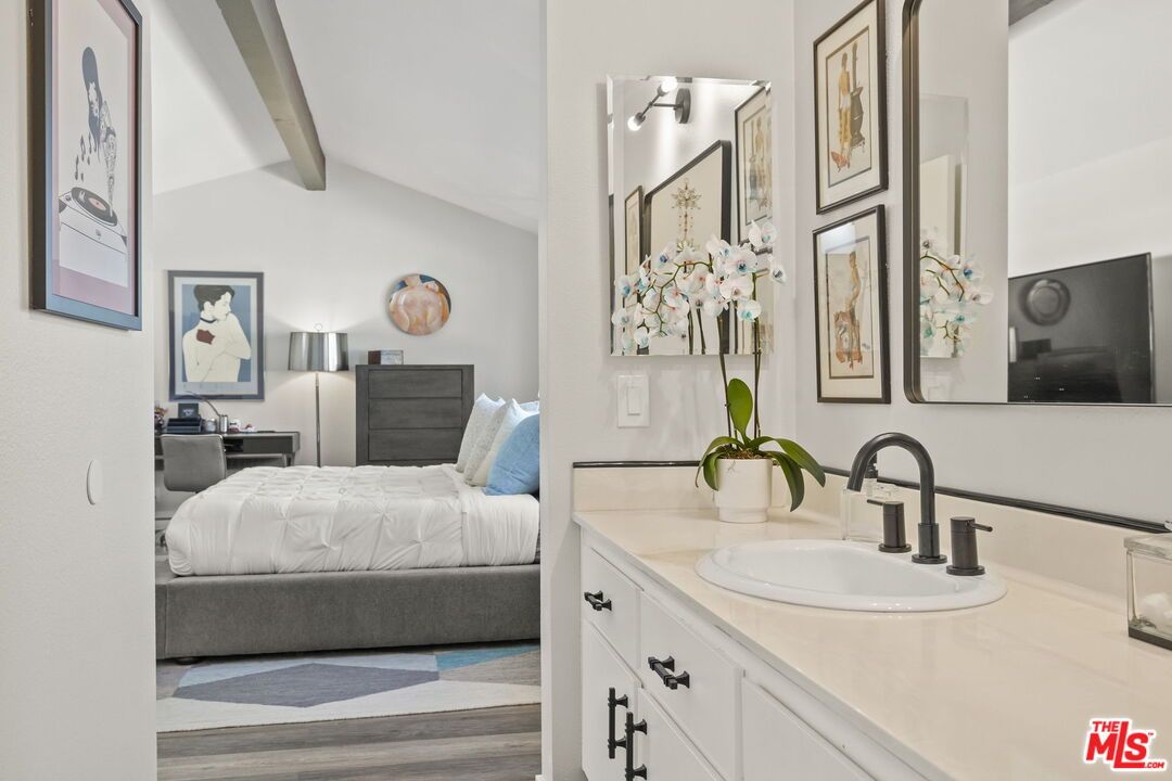 Bathroom, Bedroom, Dual Sink Vanities, Interior