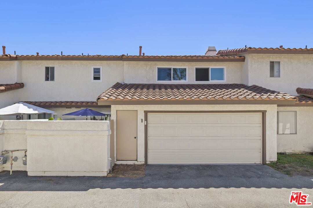 Attached, Exterior, Facade, Mediterranean