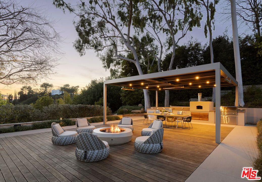 Exterior, Outdoor Kitchen