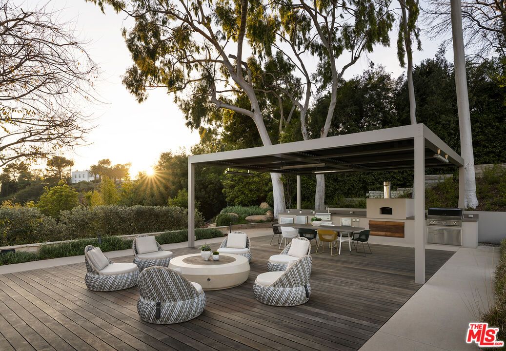 Exterior, Outdoor Kitchen