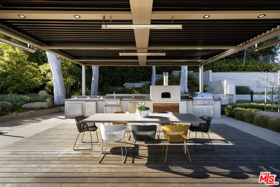 Exterior, Fireplace, Outdoor Kitchen