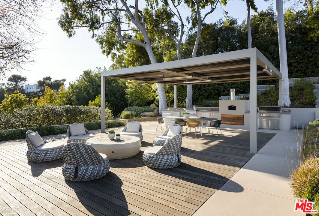 Exterior, Outdoor Kitchen