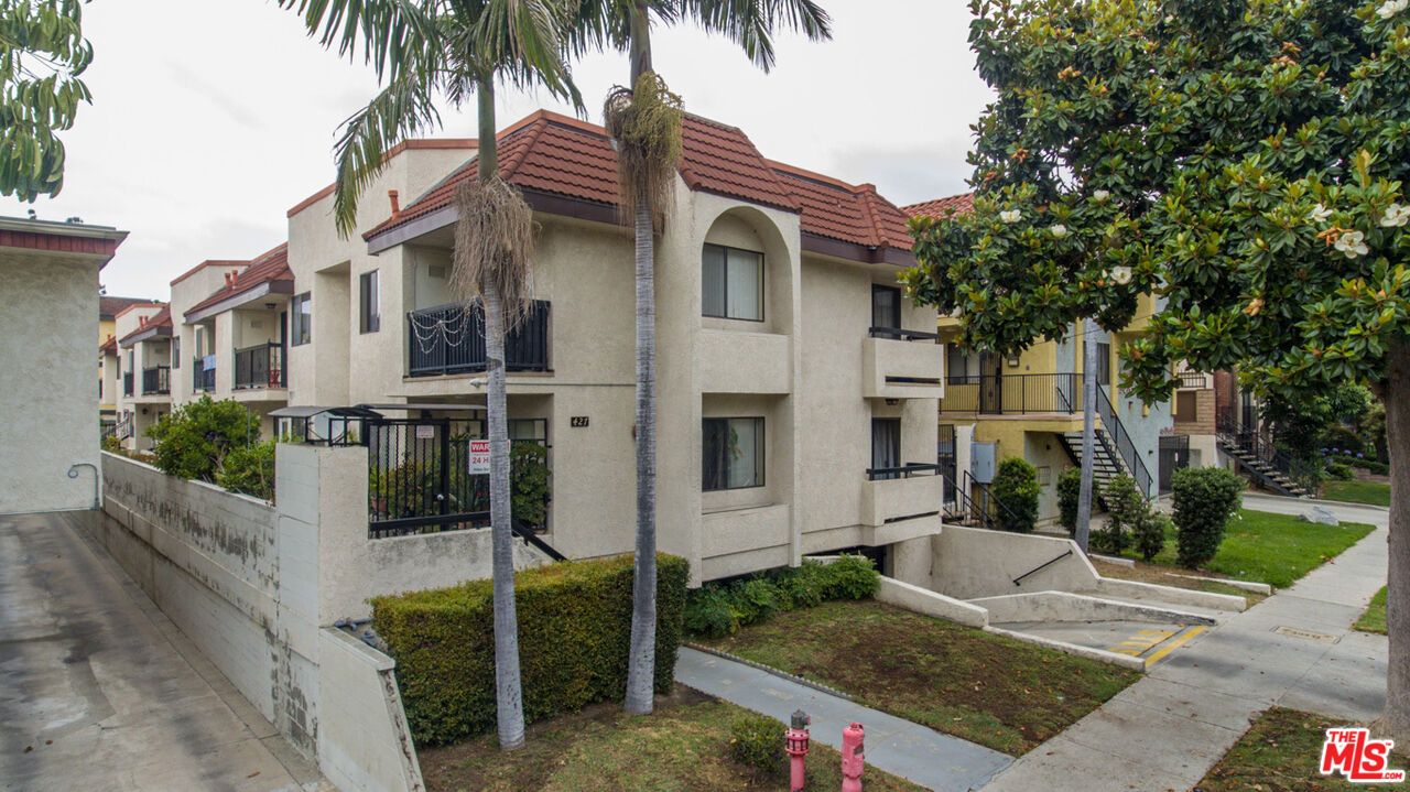 Exterior, Facade, Mediterranean