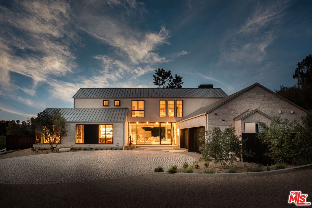 Backyard, Exterior, Facade, Modern
