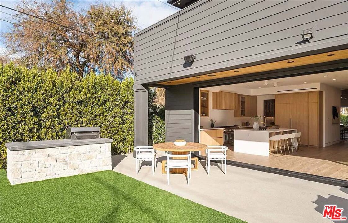 Backyard, Exterior, Outdoor Kitchen