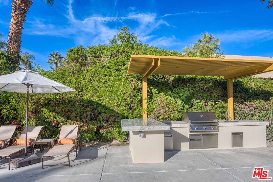 Exterior, Outdoor Kitchen