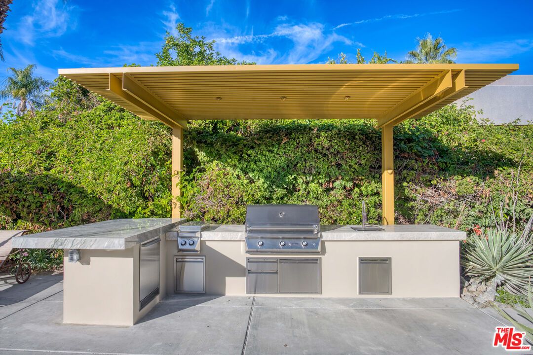 Exterior, Outdoor Kitchen