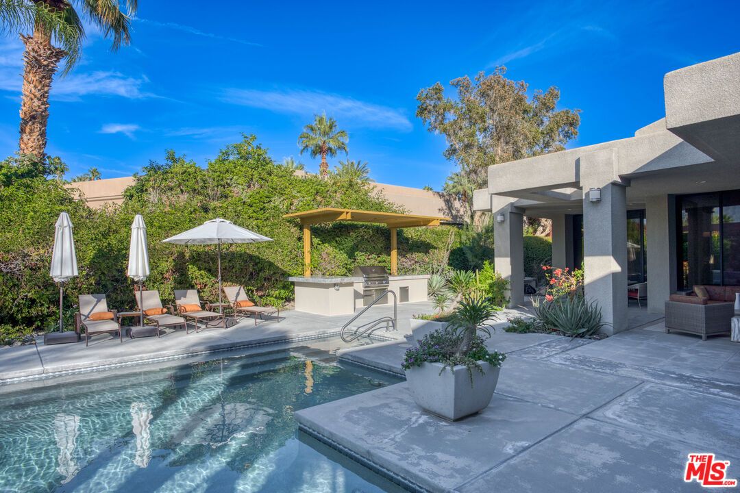 Exterior, Outdoor Kitchen, Pool