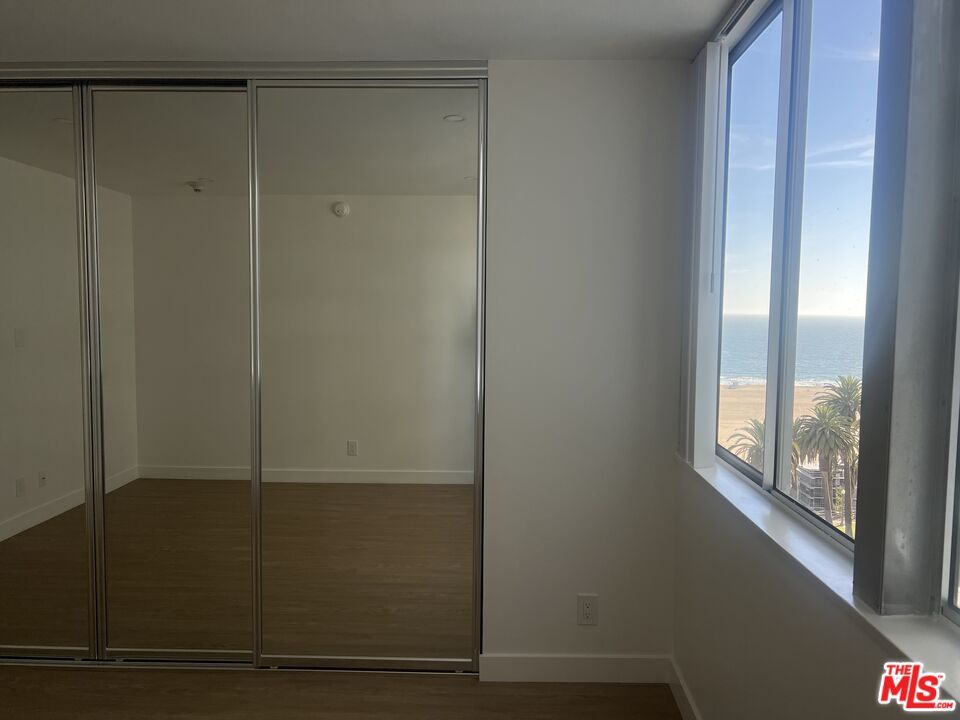 Empty room, Interior, Water