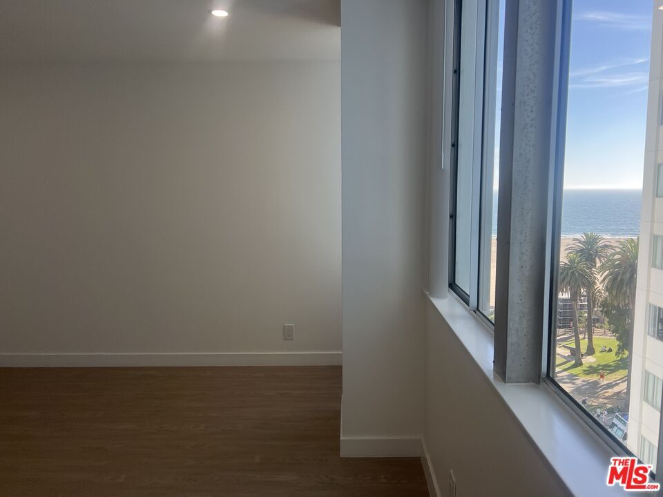 Interior, Recessed Lighting, Water, Wood Texture Flooring