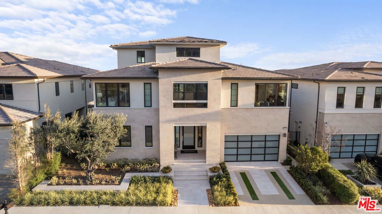Attached, Exterior, Facade, Mediterranean