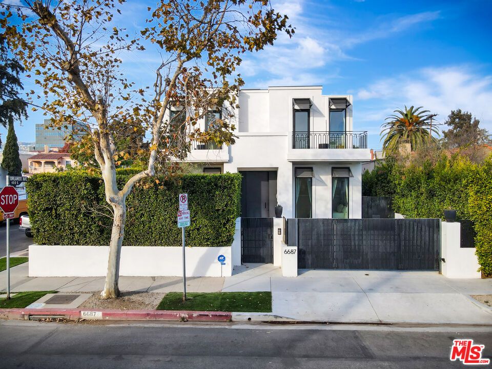 Exterior, Facade, Modern