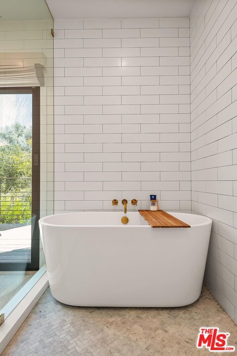 Bathroom, Free Standing Baths, Interior