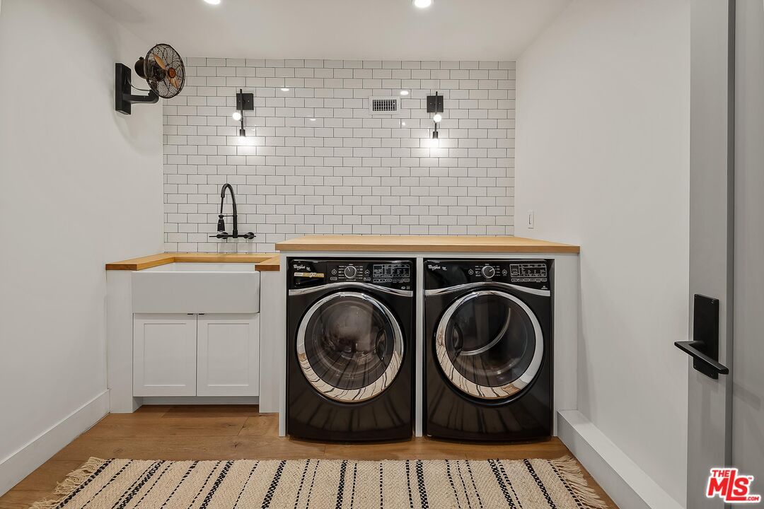 Interior, Recessed Lighting, Washer, Wood Texture Flooring