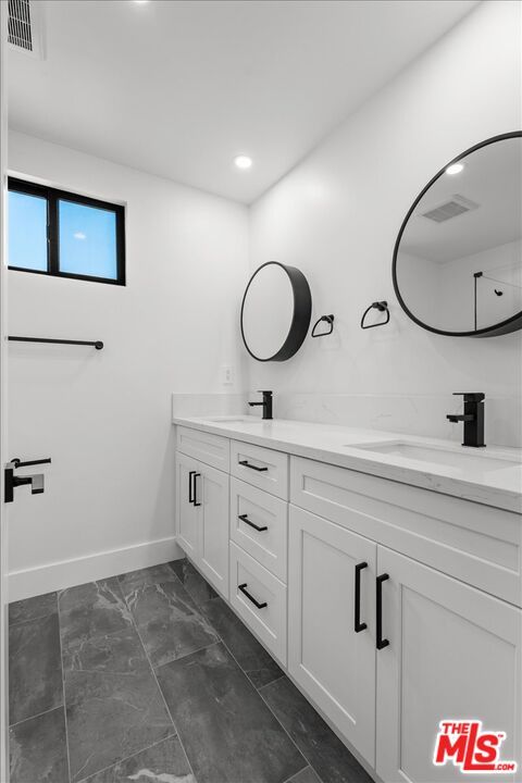 Bathroom, Dual Sink Vanities, Interior, Recessed Lighting