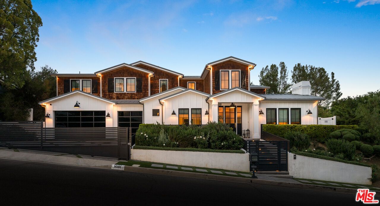 Attached, Exterior, Facade, Farmhouse