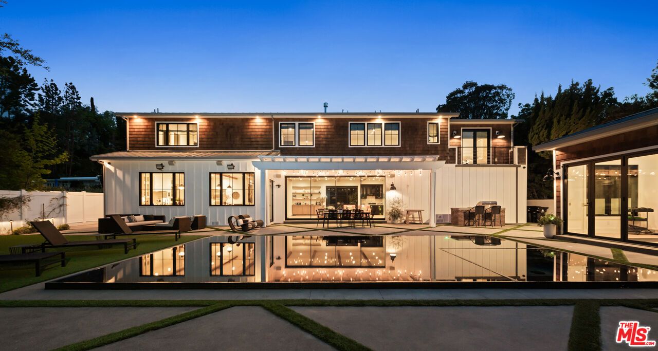 Exterior, Facade, Modern