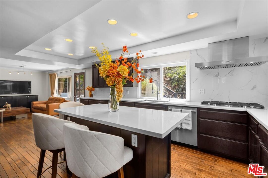 Interior, Kitchen, Living room, Marble Walls, Pendant Lights, Recessed Lighting, Wood Texture Flooring