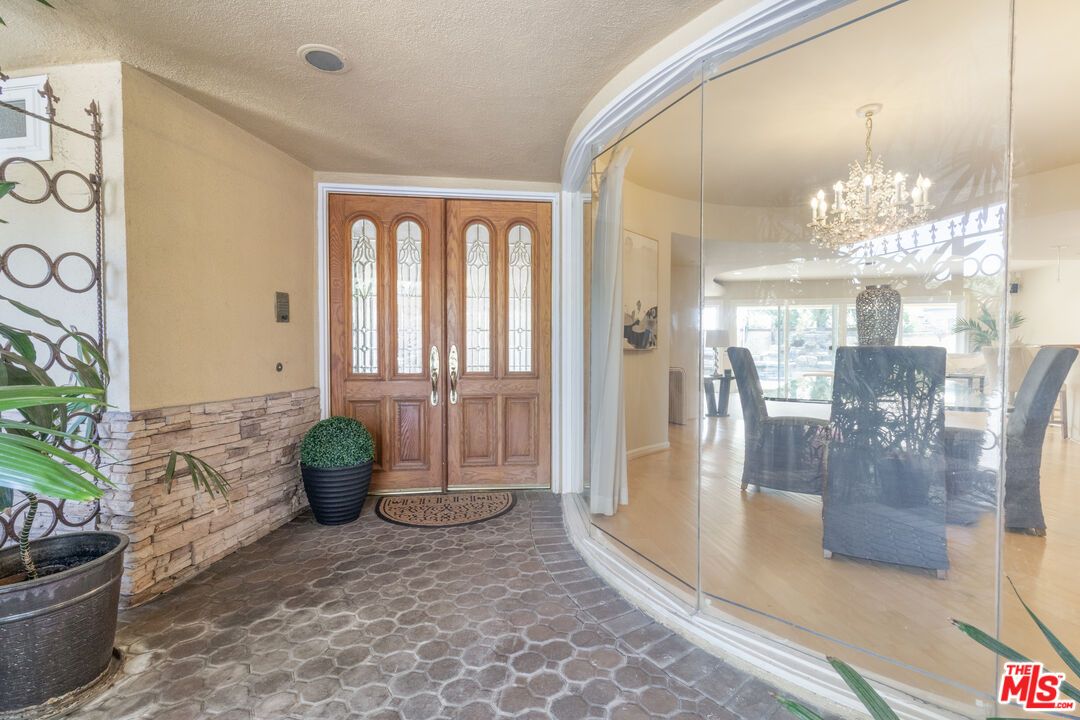 Chandelier, Dining room, Interior, Recessed Lighting