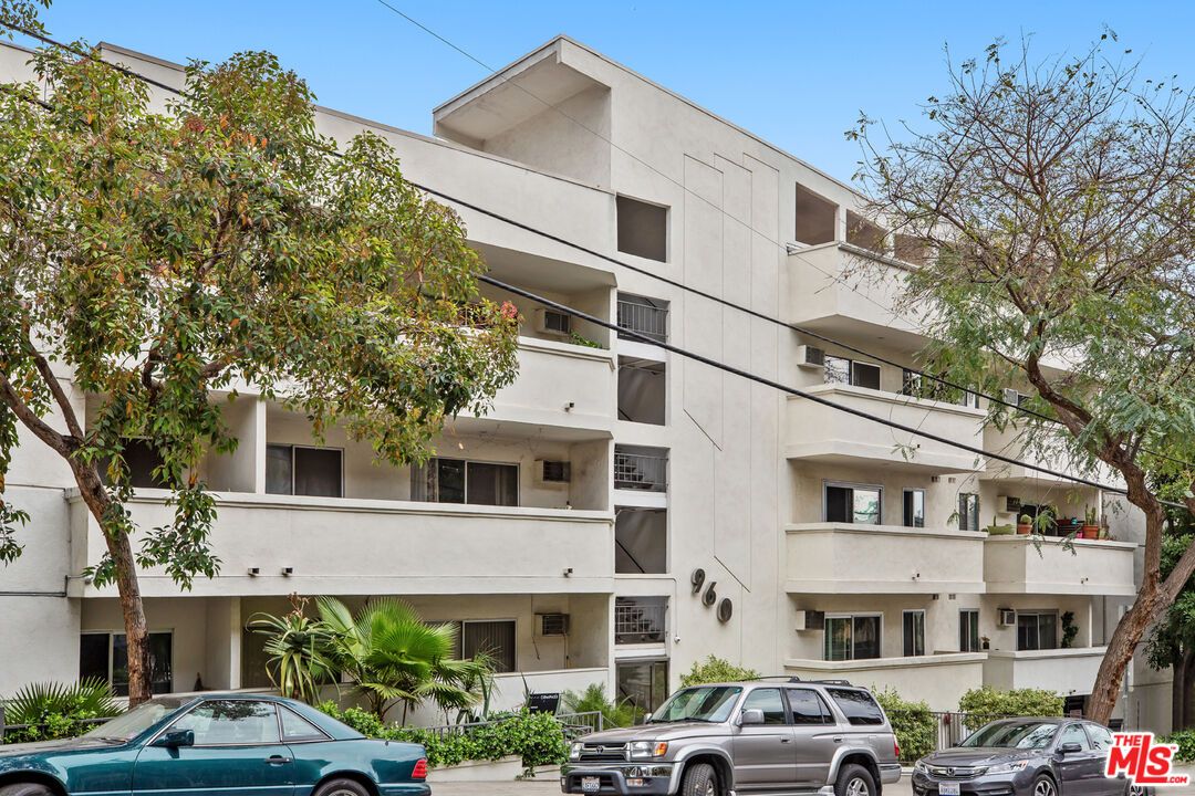 Exterior, Facade, Modern