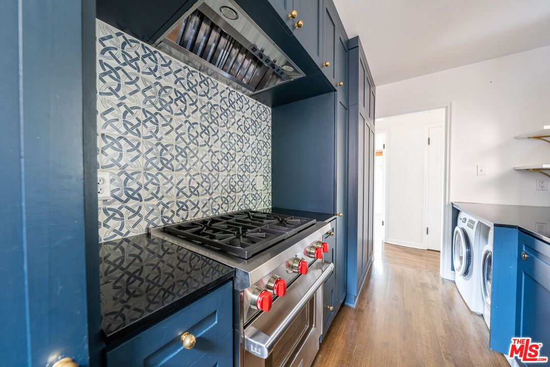 Interior, Kitchen, Washer, Wood Texture Flooring