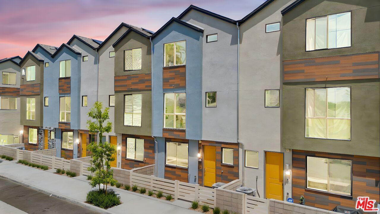 Exterior, Facade, Rowhouse