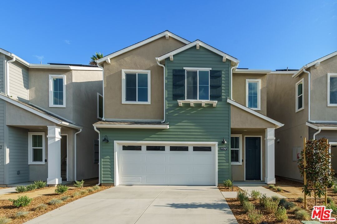 Attached, Exterior, Facade, American Craftsman