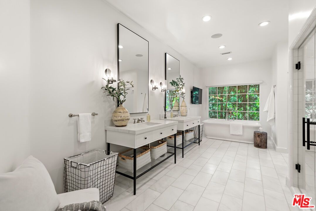 Bathroom, Interior, Recessed Lighting