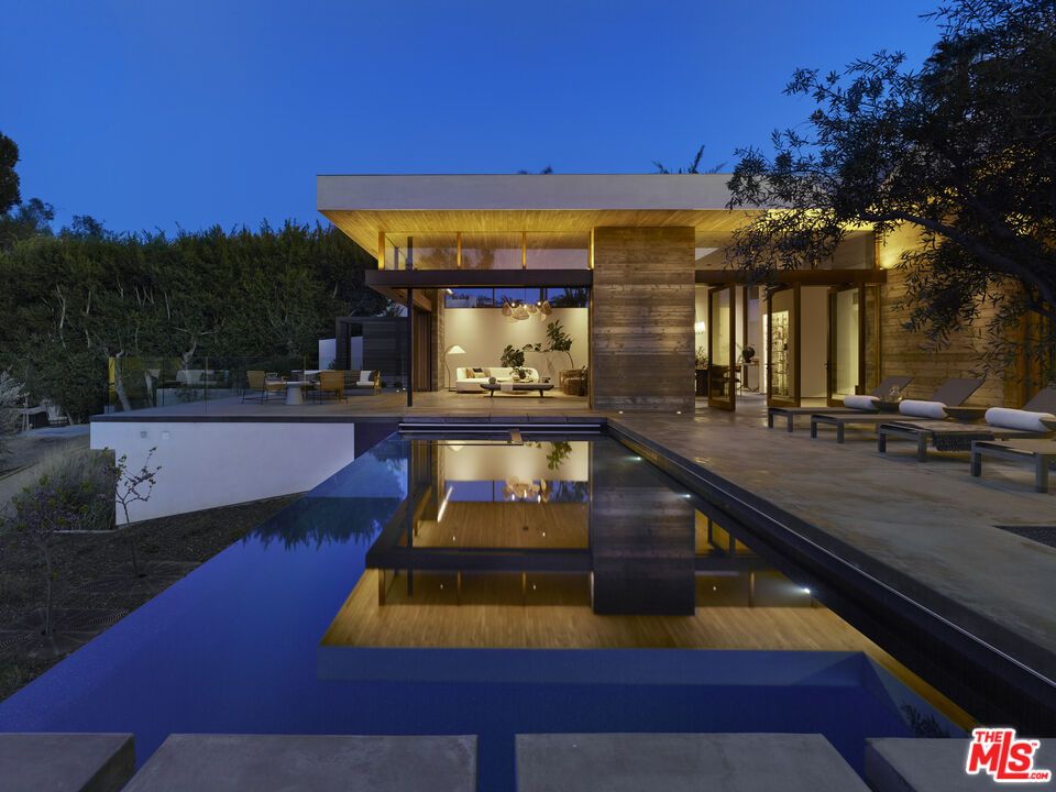 Backyard, Exterior, Facade, Pool, Modern